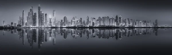 Салон красоты Панорама Дубая, черный и белый — стоковое фото