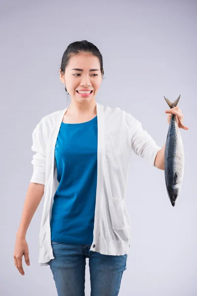 Вьетнамская девочка с рыбой — стоковое фото