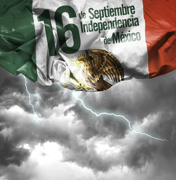 Независимость от Мексики против пасмурное небо — стоковое фото