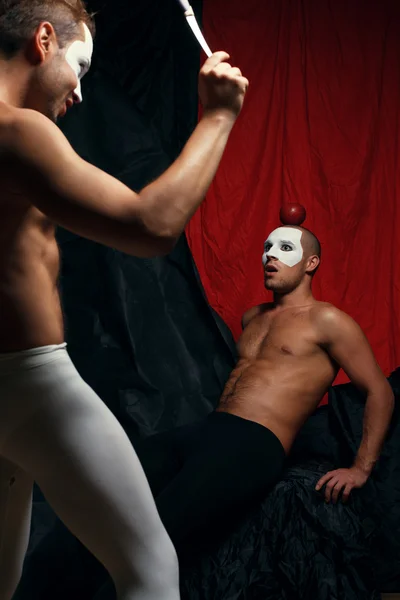 Бычье глазное понятие. два мускулистых художника пантомимы, клоуны с белым — стоковое фото