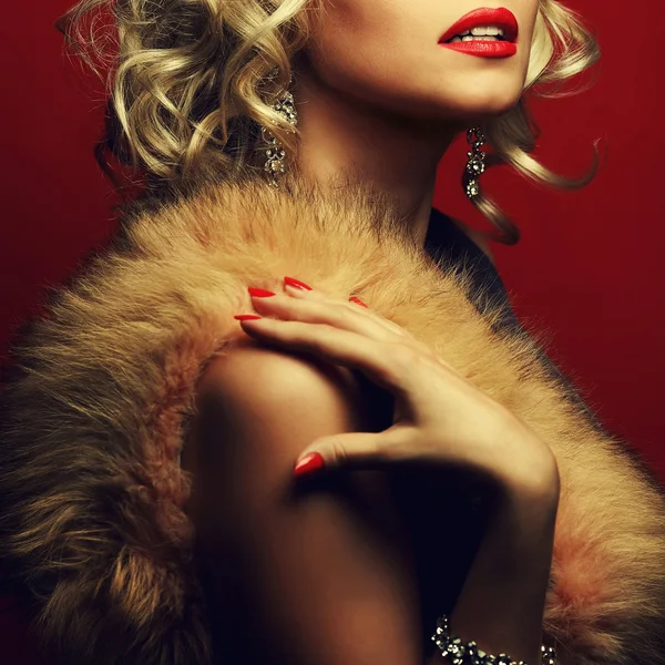 Богатая женщина концепции. Портрет красивая блондинка с меха — стоковое фото