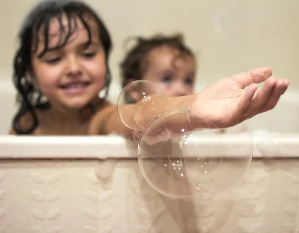 Маленькие девочки в ванне — стоковое фото