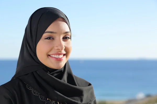 Лицо красивая Арабская Саудовская женщина позирует на пляже — стоковое фото