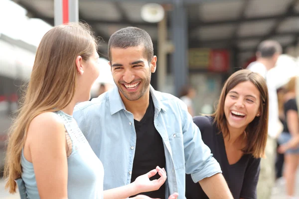Трое друзей говорить и смех в железнодорожный вокзал — стоковое фото