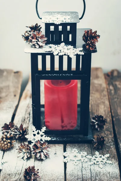 Рождественский фонарь с красная свеча на деревянный стол — стоковое фото