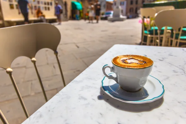 Итальянская чашка кофе в террасе кафе с видом на улицу, Италия — стоковое фото