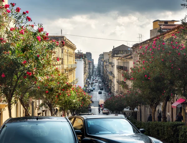 Уличная сцена в Катании, Сицилия, Италия — стоковое фото