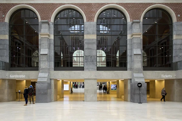Амстердам, Нидерланды - 8 февраля: Посетитель в Рейкс музее — стоковое фото