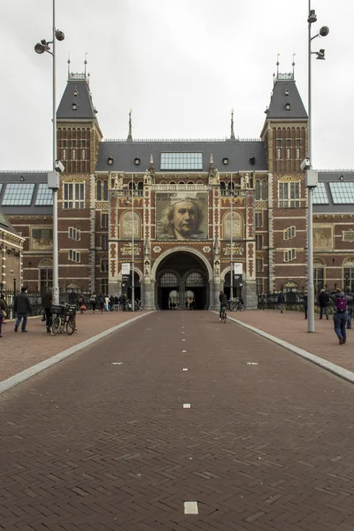 Амстердам, Нидерланды - 8 февраля: Посетителей на экстерьер Rijksmuseum 08 февраля 2015 года в Амстердаме — стоковое фото