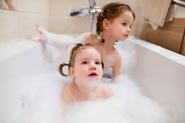 Два маленьких девочек в ванной — стоковое фото