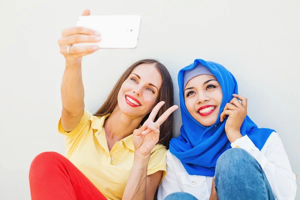 Женщины вместе с помощью телефона — стоковое фото