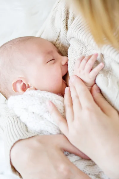Мать грудного вскармливания новорожденных улыбается — стоковое фото