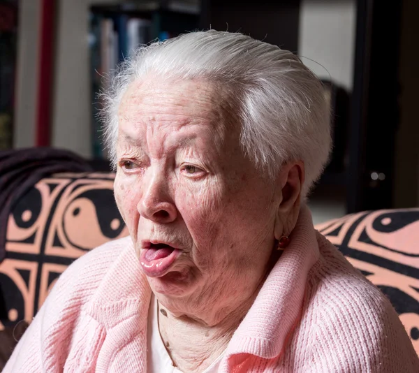 Старая женщина кашель — стоковое фото