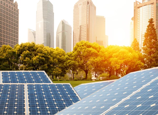 Завод экологической энергии возобновляемых панели солнечных батарей — стоковое фото
