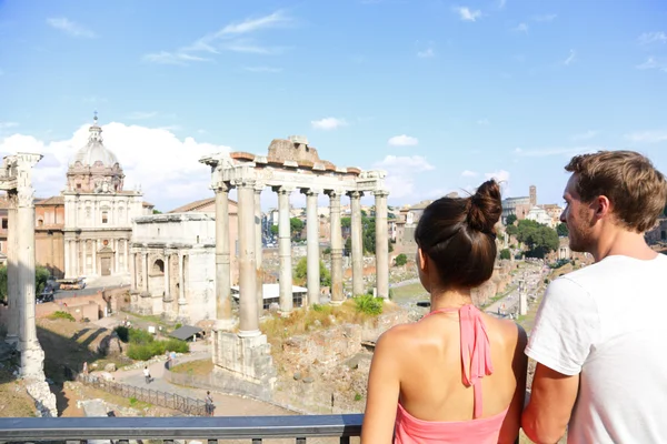 Туристы, глядя на ориентир в Риме — стоковое фото