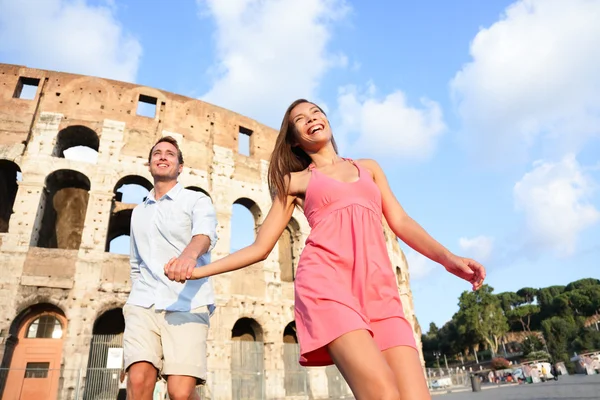 Пара в Рим, Колизей работает — стоковое фото