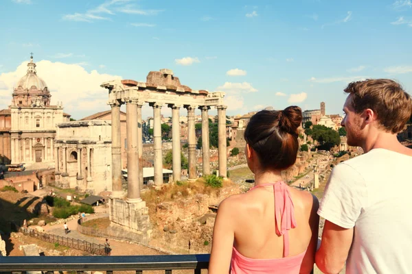 Туристы, глядя на Римский форум вехой — стоковое фото
