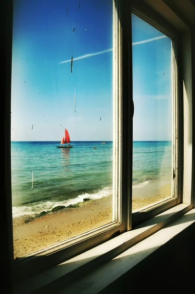 Вид из окна старого заброшенного дома на лодке с красной s — стоковое фото