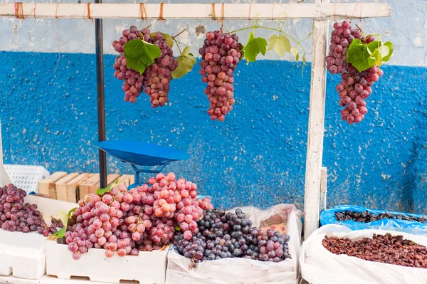 Грозди винограда на рынке — стоковое фото
