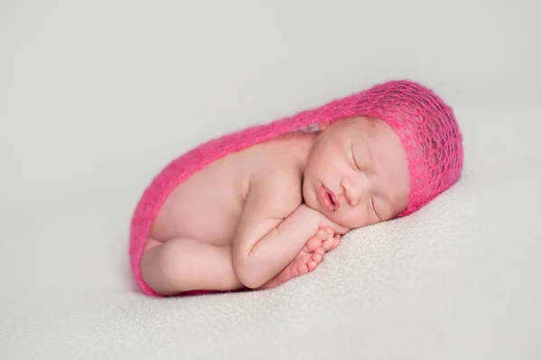 Спящая девушка новорожденного — стоковое фото
