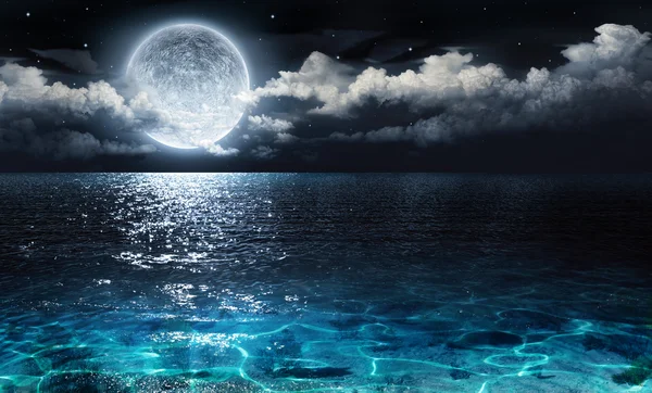 Романтические и живописная панорама с полной Луны на море ночью — стоковое фото