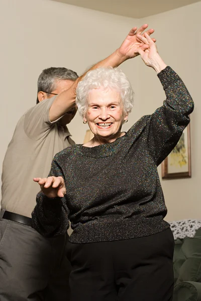 Старшая пара, танцующая — стоковое фото