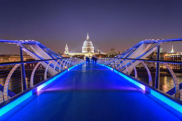Мост тысячелетия, Лондон, Великобритания — стоковое фото