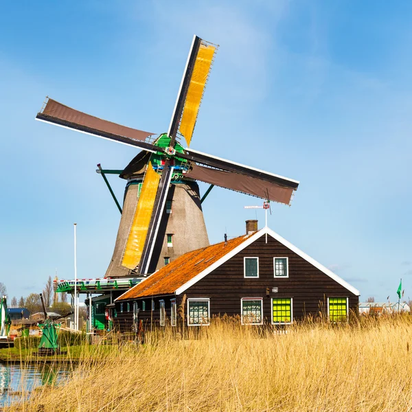Ветряк в Зансе Сханс, традиционная деревня вблизи Амстердам, Голландия — стоковое фото