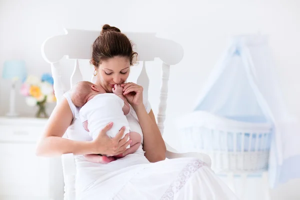 Молодая мать и новорожденный в Белая спальня — стоковое фото