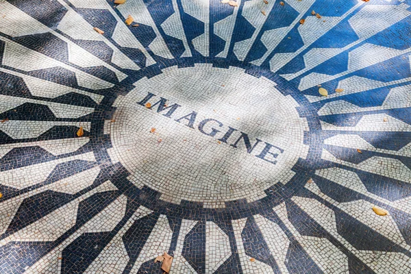 Представьте себе мозаика мемориала поля клубники в Центральный парк, Манхэттен, Нью-Йорк — стоковое фото