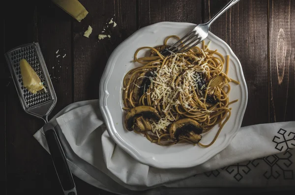 Цельное зерно спагетти с грибами — стоковое фото