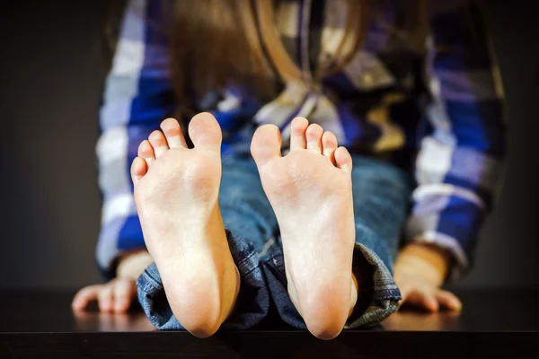 Маленькая девочка с босой ногой — стоковое фото