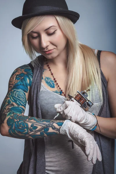 Художник татуировки красивая девушка с татуировкой — стоковое фото