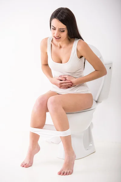 Женщина в туалете — стоковое фото
