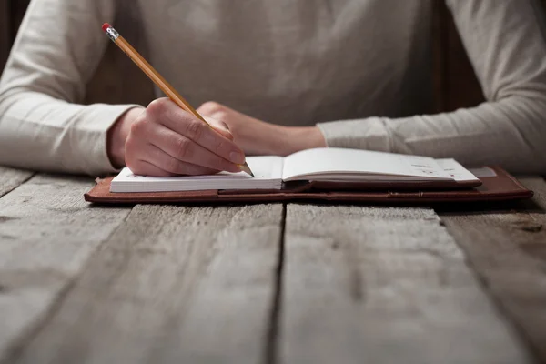 Рука пишет с ручкой — стоковое фото