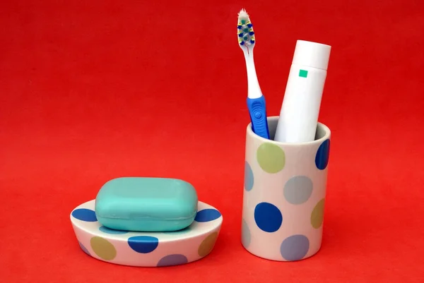 Аксессуары для ванной комнаты. Зубная щетка & зубная паста в чашку. Мыло планшетов на тарелке — стоковое фото