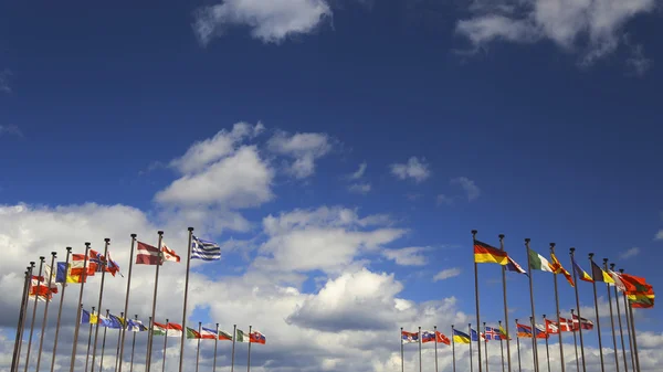 Международные флаги против неба — стоковое фото