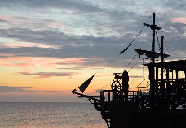 Силуэт пиратского корабля на закате — стоковое фото
