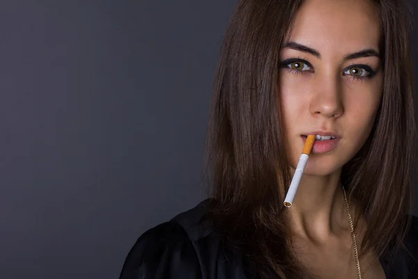 Портрет девушки с сигаретой — стоковое фото