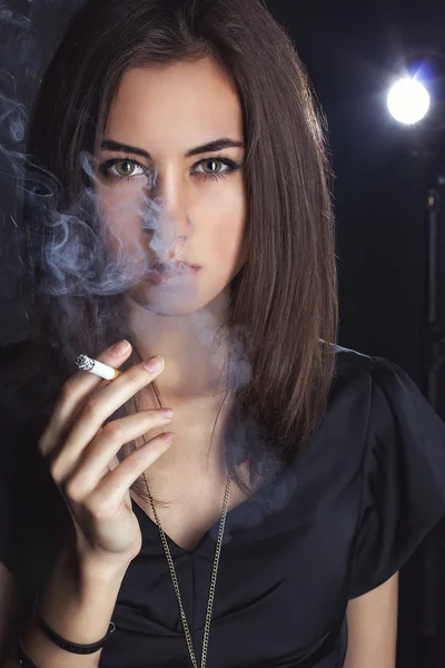 Портрет девушки с сигаретой — стоковое фото