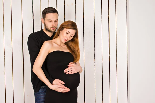 Красавец с его красивая беременная женщина. мужчина и женщина, глядя на большой живот — стоковое фото