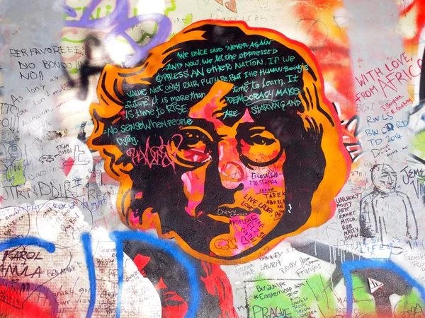 Прага, Чехия - 25 сентября: Джон Леннон стены на 25 сентября 2014 года в Праге. Начиная с 80-х был заполнен стены с граффити Джона Леннона и Джона Леннона вдохновила песен из песни Битлз — стоковое фото