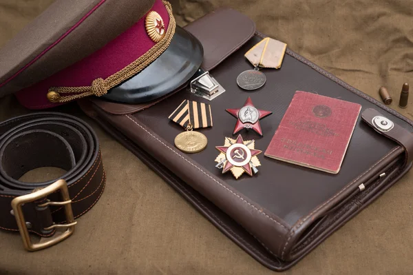 Натюрморт с старинные предметы, посвященный Дню победы. Медали и ордена Великой Отечественной войны — стоковое фото