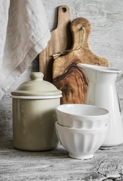 Старинные посуда и кухонная утварь - Керамические чаши, эмалированные кувшин и контейнера, резка доски оливковое — стоковое фото