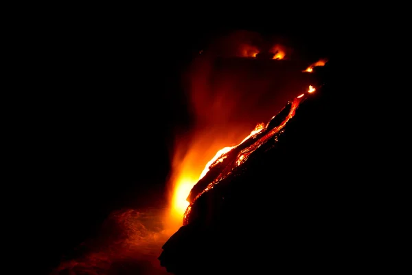 Поток лавы ночью — стоковое фото