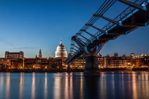 St Paul s собор и мост тысячелетия ночью, Лондон — стоковое фото