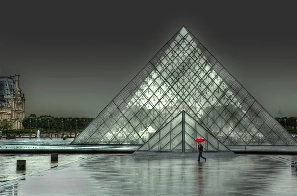 Пирамида Лувра дворе — стоковое фото