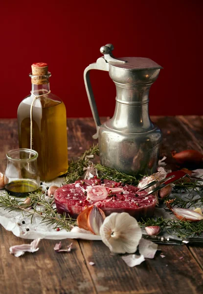 Food: onions, romero, meat steak, salt, pepper, garlic, olive oil — стоковое фото