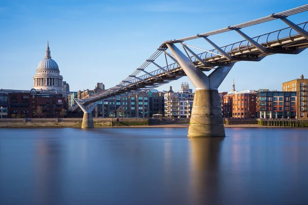 Собор St Paul и мост тысячелетия в закат, Лондон, Великобритания — стоковое фото