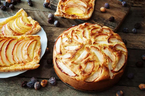 Домашние пироги органических румяные с яблоками слоеного теста, готовы ea — стоковое фото